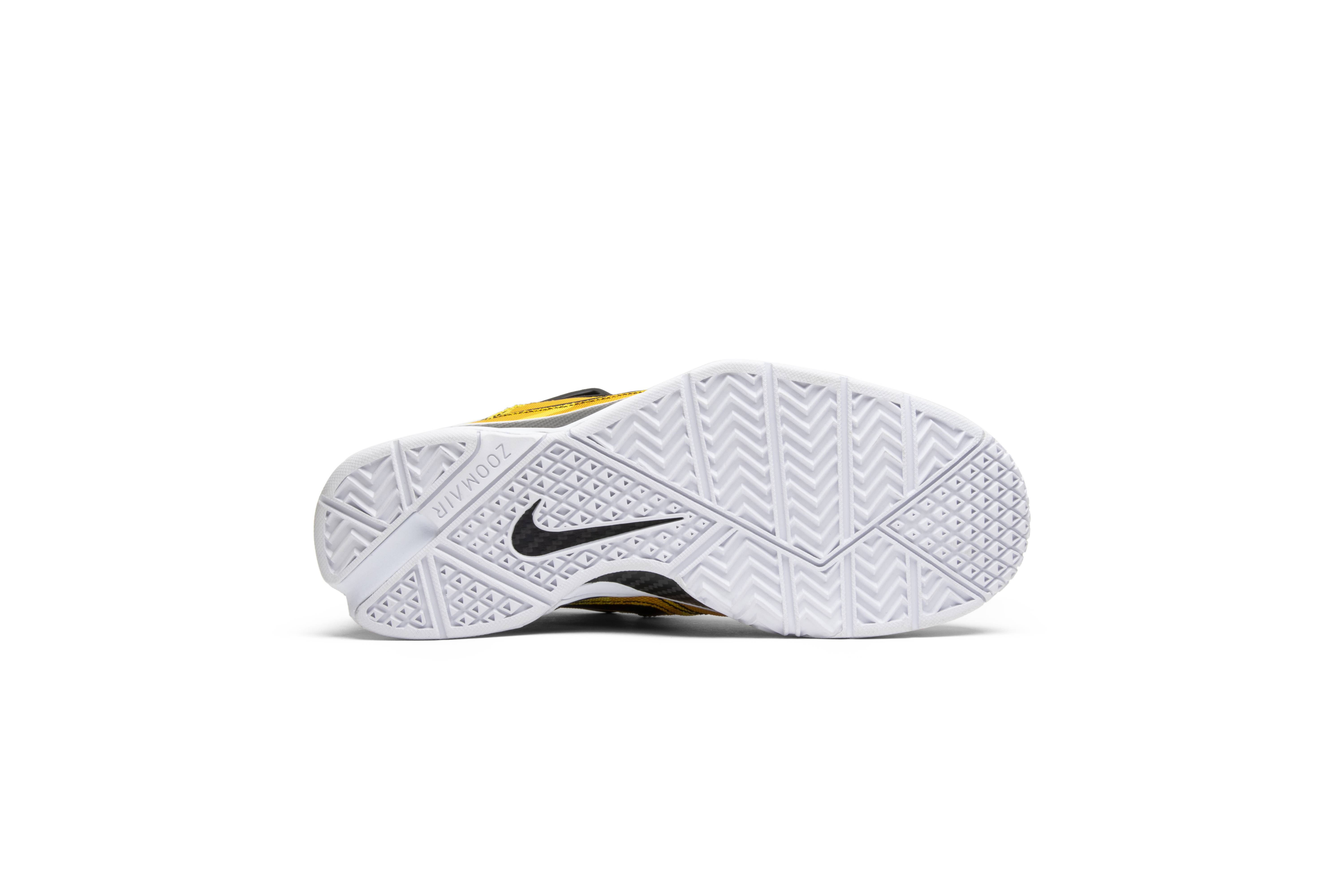 UNDEFEATED x Nike Zoom Kobe 1 Protro 