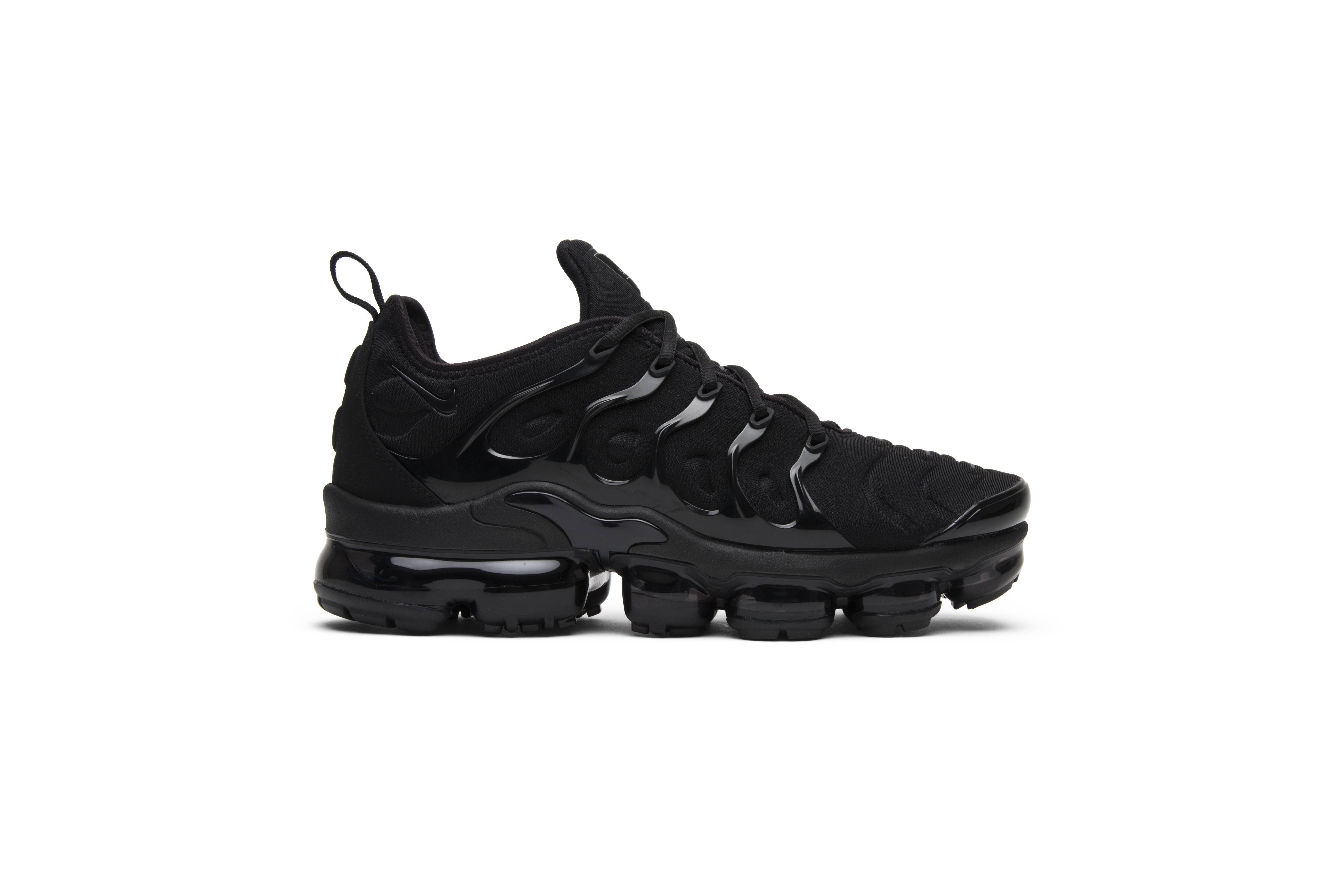 nike air vapormax plus sneakers in triple black