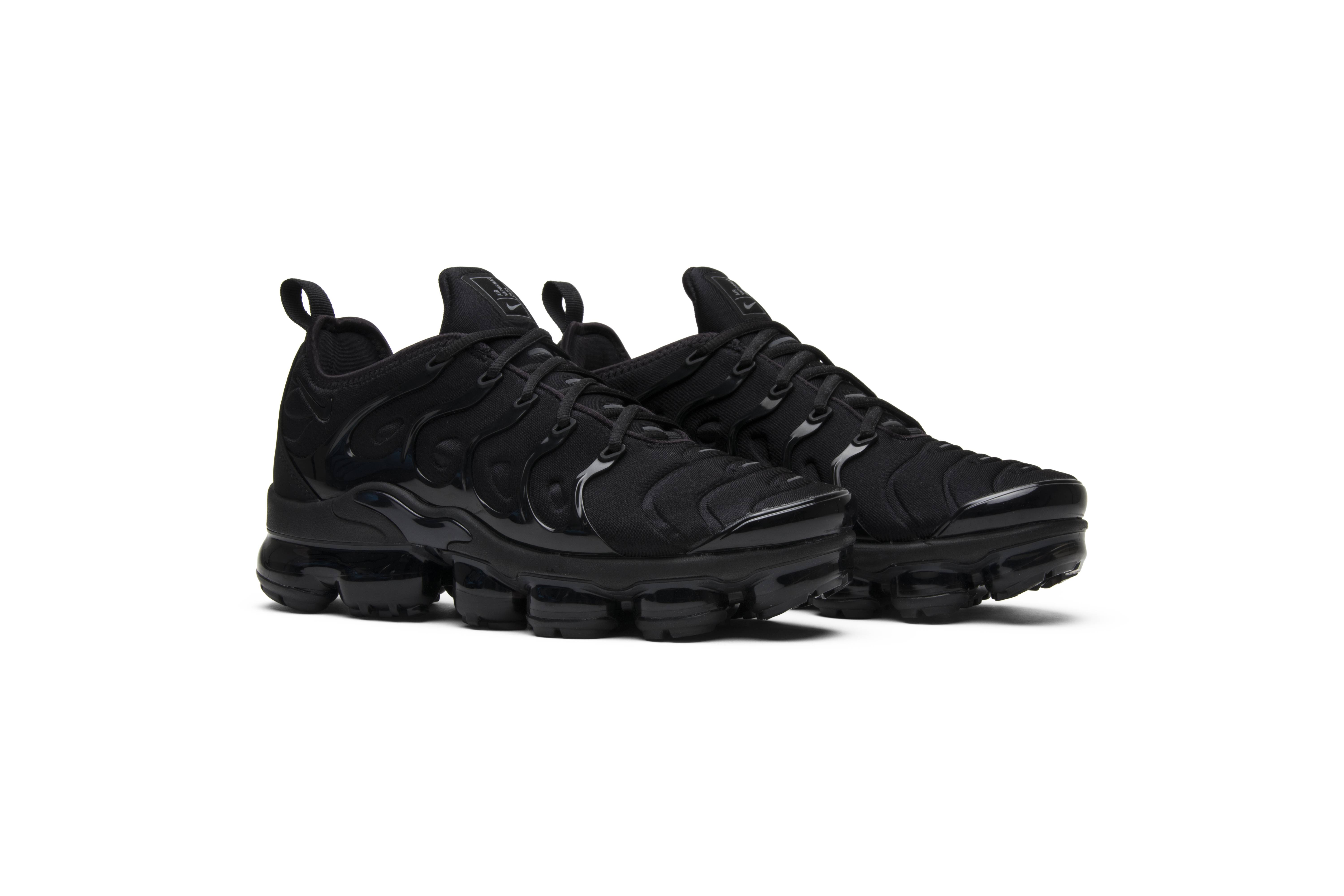 nike air vapor max plus triple black